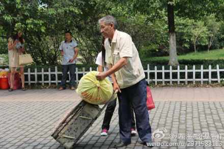 开学季，大学生拍“父亲背影”，引无数网友泪奔